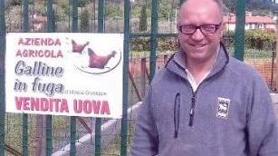 Giuseppe Mosca davanti all’insegna della sua attività