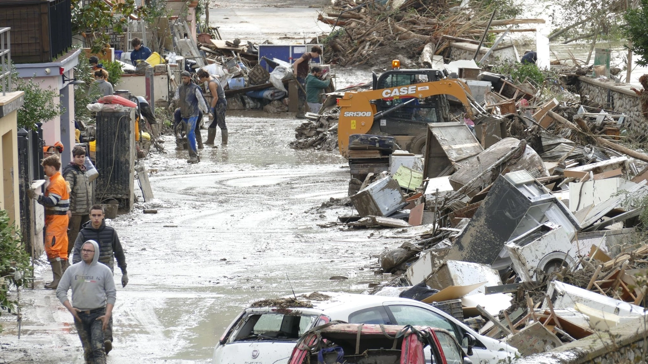 Devastazione in Val di Bisenzio (foto Gianni Attalmi)