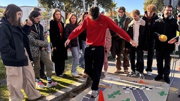 L’Aci ha organizzato un drive test in Passeggiata a Viareggio rivolto agli studenti per educarli a una guida responsabile