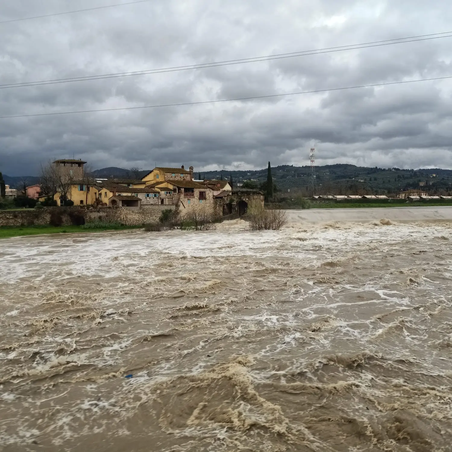 Forte temporale su Firenze, frane e strade sott’acqua. L’Arno fa paura