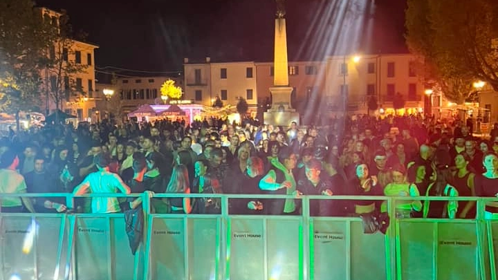 Ponsacco la folla in piazza della Repubblica per la Festa del Commercio