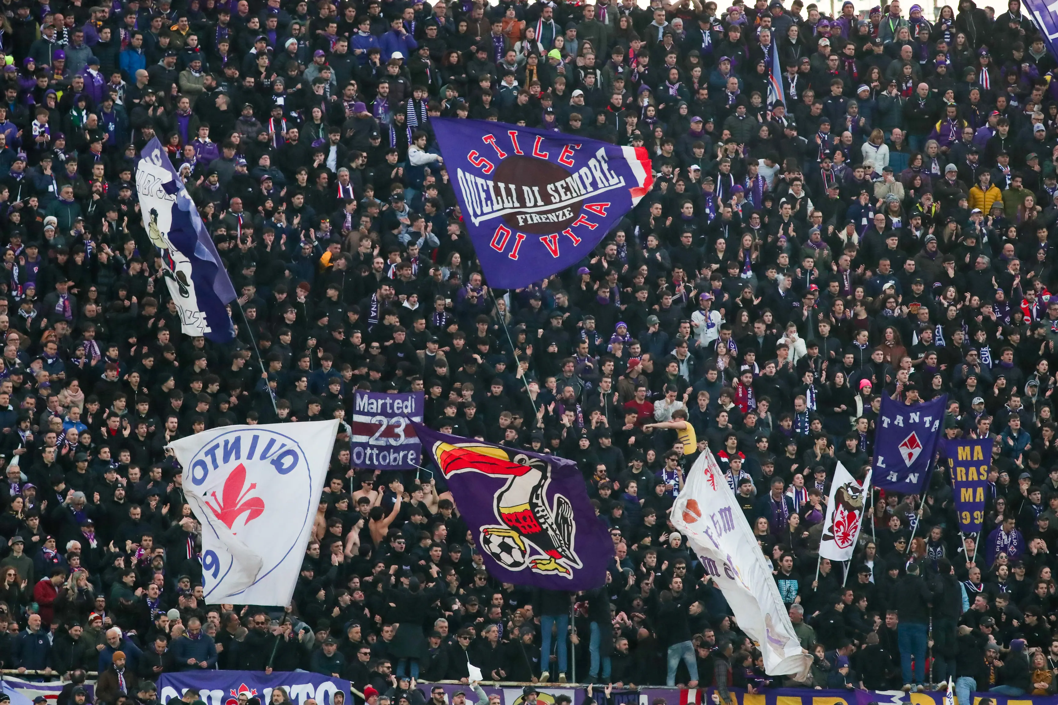 Fiorentina, coreografia offensiva in Curva Ferrovia verso la Juve: 50mila euro di multa alla società viola