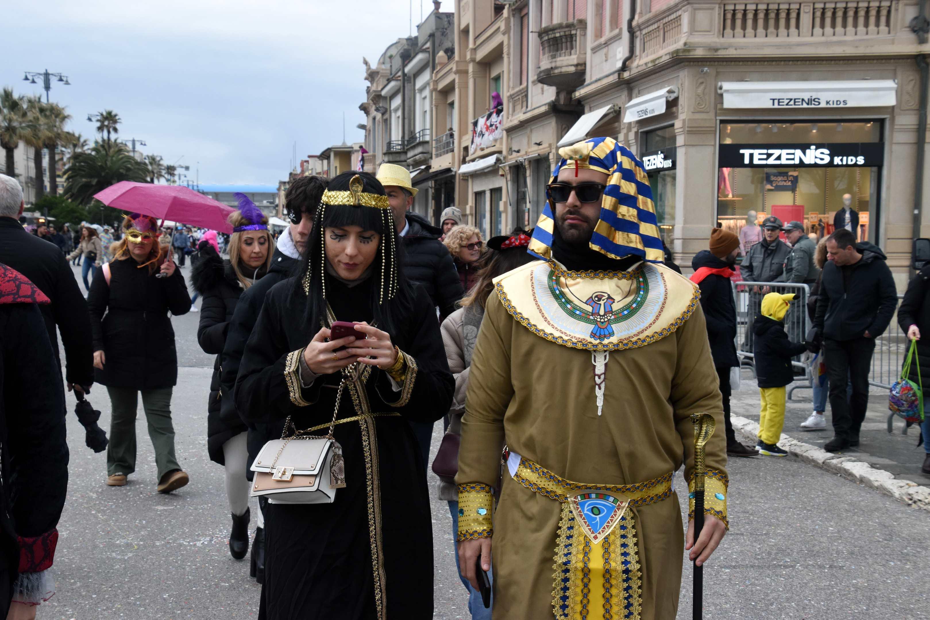 Carnevale di Viareggio, la seconda sfilata: tra cuoricini e stelle filanti, e in tribuna sale Mentana