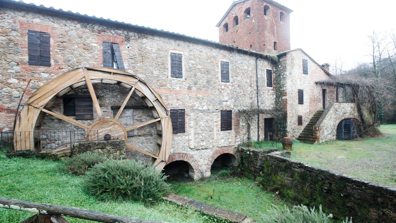 In alto e sotto a sinistra: così sono oggi l’edificio e l’area del Mulino Bianco, nel comune di Chiusdino (Foto Lazzeroni) In basso a destra: lo stesso complesso negli anni ’90, ai tempi dello spot che lo rese celebre