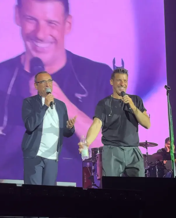 Un mini Sanremo a Firenze, siparietto a sorpresa di Carlo Conti al concerto di Francesco Gabbani