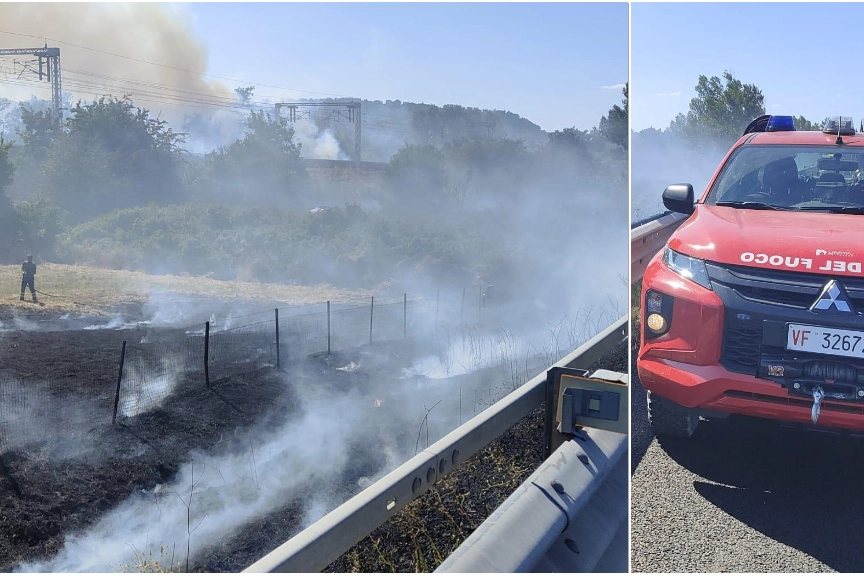 I vigili del fuoco nei pressi del campo dove è scoppiato il rogo. Sono intervenuti anche i volontari della Protezione Civile