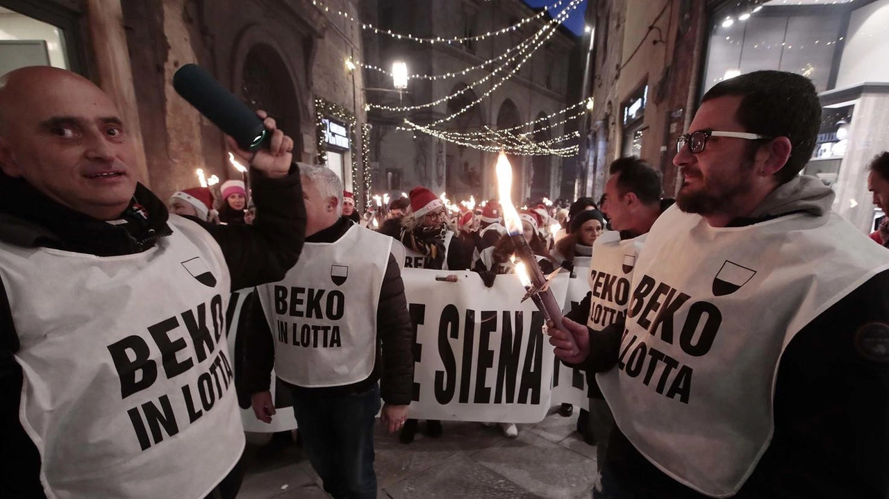 La fiaccolata di protesta organizzata dai lavoratori del sito Beko di Siena nel centro storico della città prima di Natale