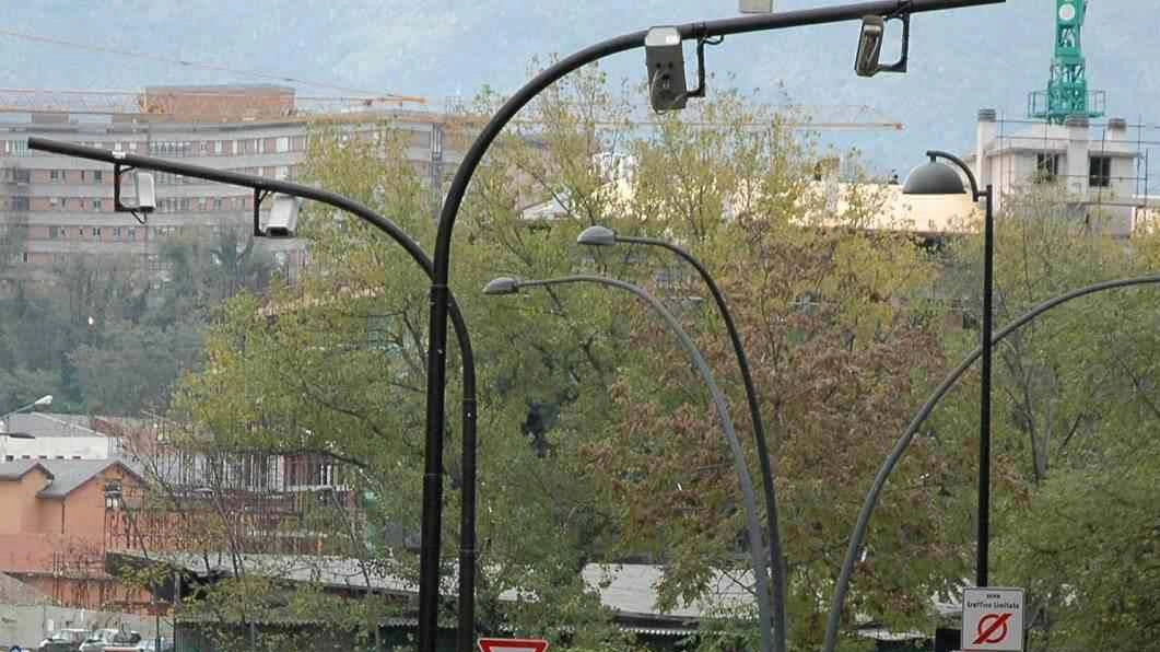 L'amministrazione comunale di Terni riapre la Ztl per contrastare la crisi commerciale e demografica del centro cittadino, ampliando le fasce orarie di accesso in via sperimentale.