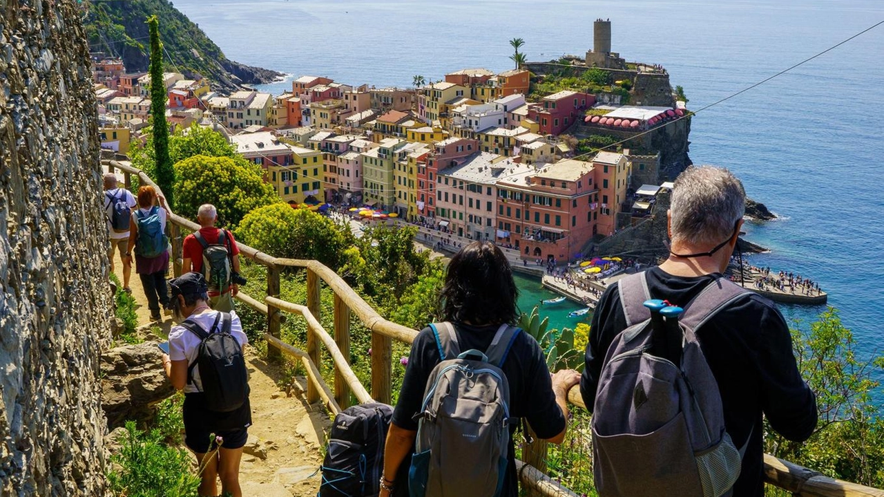 Turisti lungo i sentieri delle Cinque Terre. Gli aggiustamenti apportati dalla Regione alle tariffe del Cinque Terre Express non soddisfano le associazioni