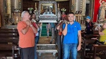 L'urna del Beato Angelo è stata spostata nella basilica di Gualdo Tadino in vista dell'evento centrale dell'anno giubilare angelano. Un'operazione complessa eseguita da volontari e membri della Confraternita per la processione domenicale nel centro storico.