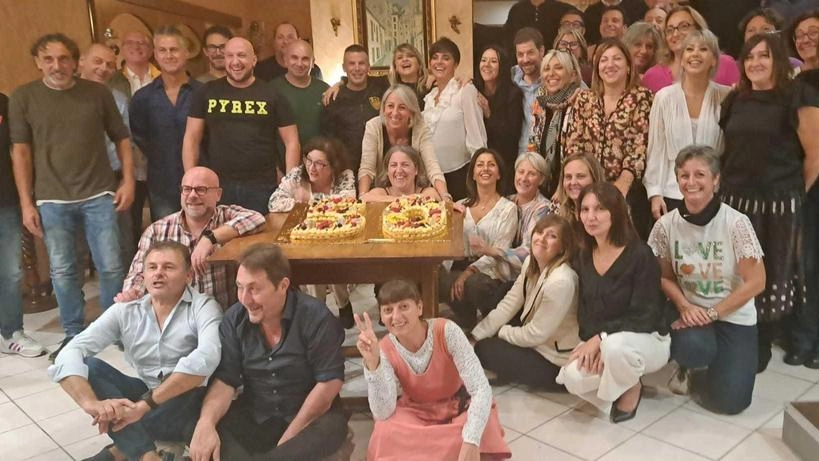 A Santa Croce, i ragazzi del 1974 hanno celebrato il loro 50° compleanno al ristorante "A Buzzo Pieno", organizzando l'evento tramite WhatsApp. L'iniziativa ha rafforzato legami e ricordi, con parte dei proventi devoluti in beneficenza ad Abbracciami per sostenere ragazzi autistici e con disabilità.