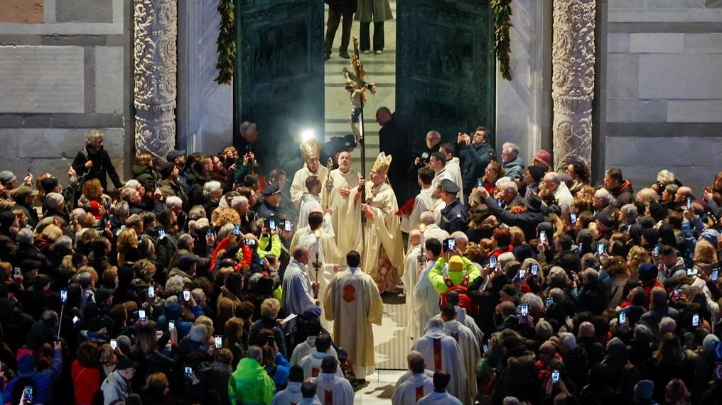 Il messaggio dell’arcivescovo Giovanni Paolo Benotto che ha letto alcuni passi della bolla di Papa Francesco: "Vivere l’esperienza del grande perdono di cui abbiamo tutti bisogno".