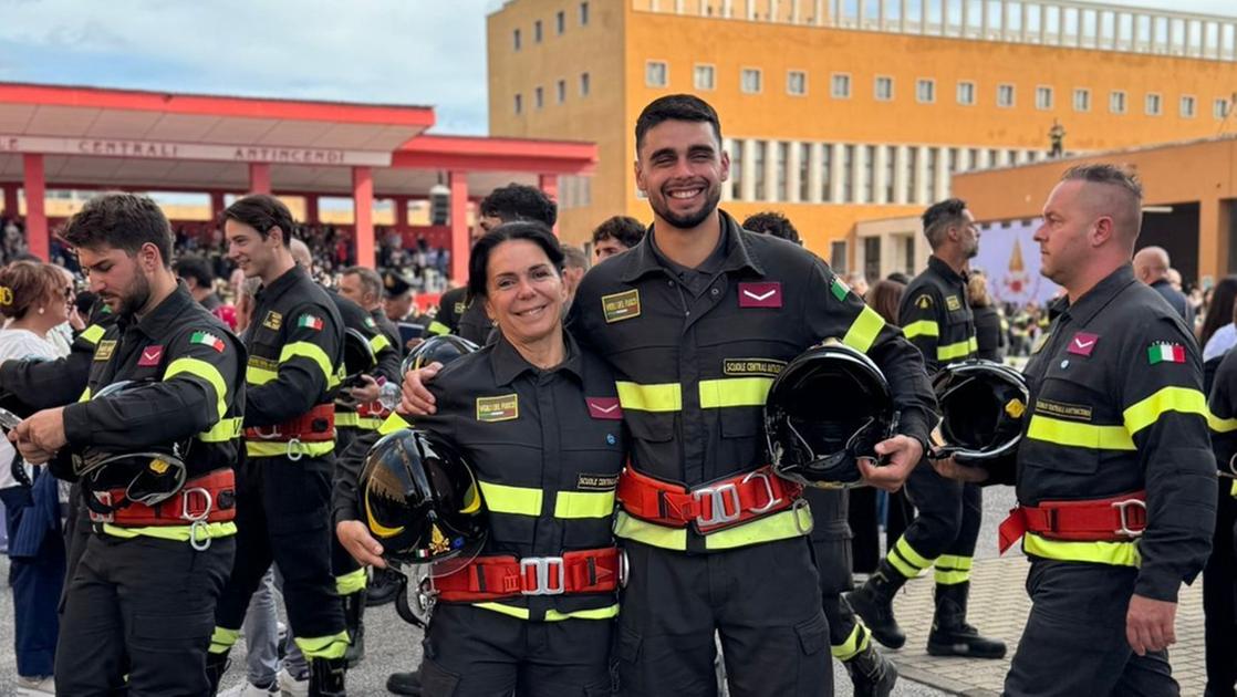 “Insieme salviamo vite”. Madre e figlio giurano come vigili del fuoco