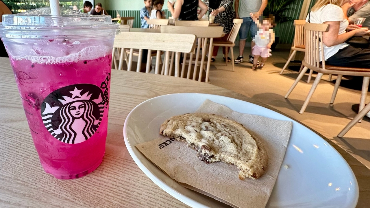 Un negozio Starbucks (foto Giuseppe Cabras/New Press Photo)