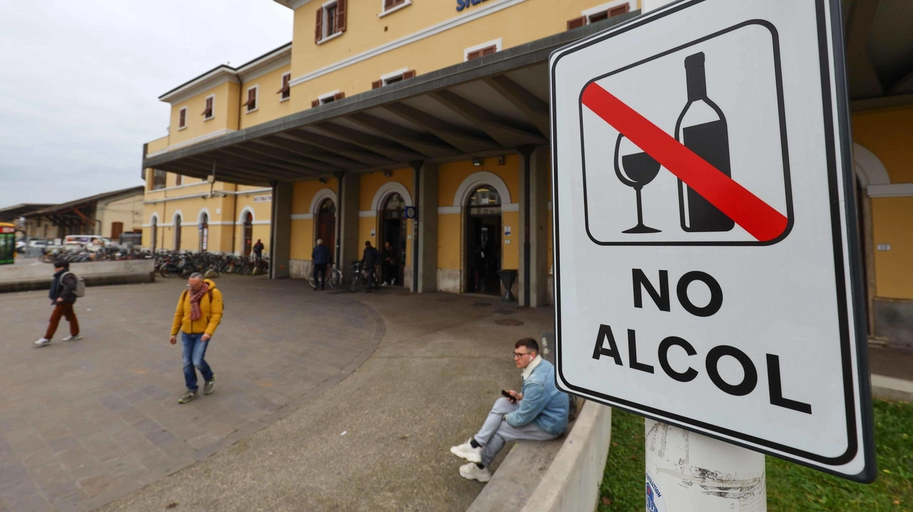 Uno dei cartelli di piazza Don Minzoni che indicano il divieto di consumo dell’alcol: con l’ultima approvazione in consiglio comunale è stato rafforzato il regolamento di polizia urbana (Gasperini/FotocronacheGermogli)