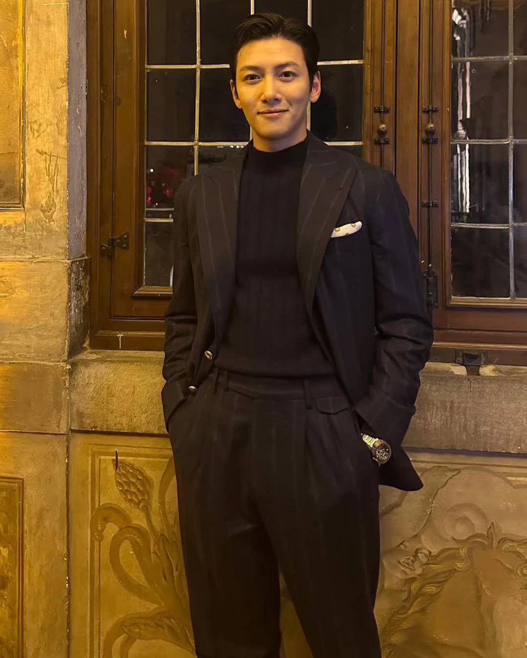 Pitti, c’è la star sudcoreana Ji Chang-Wook: ressa fuori da Palazzo Corsini