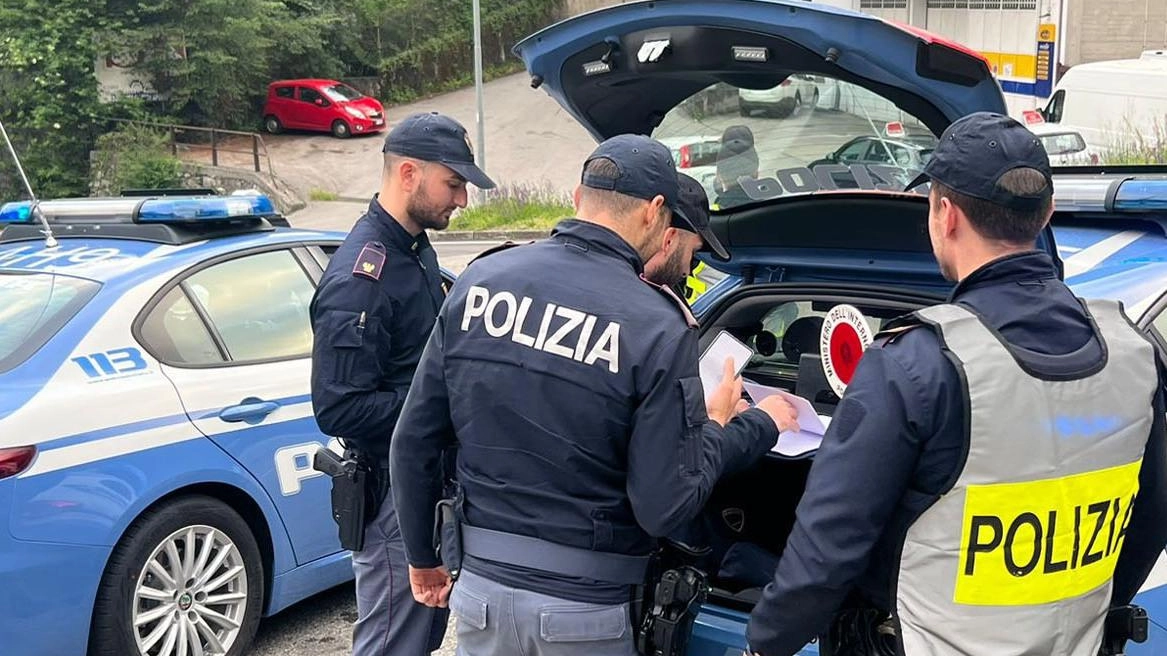 La polizia stradale ha scoperto all’esterno dell’autoscuola il suggeritore delle prove di esame foto d’archivio