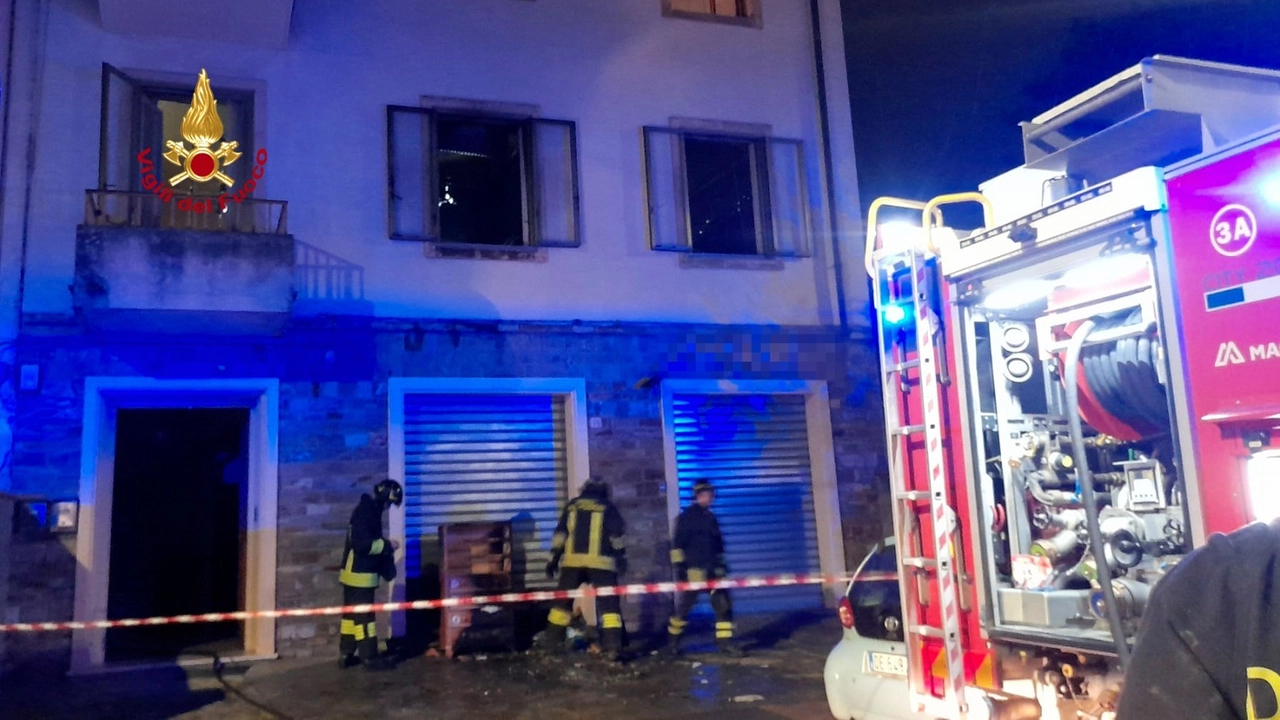 L'intervento dei vigili del fuoco in via di Ripoli per l'incendio divampato in un appartamento al primo piano