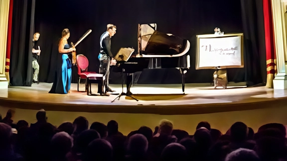 Al Teatro Castagnoli di Scansano, il galà concerto "Puccini e Mascagni: omaggio alla Toscana del ‘bel canto’" celebra i due grandi compositori con una masterclass di canto lirico e un concerto. Il progetto collega New York alla Maremma Toscana, con importanti collaborazioni internazionali. Ingresso gratuito.