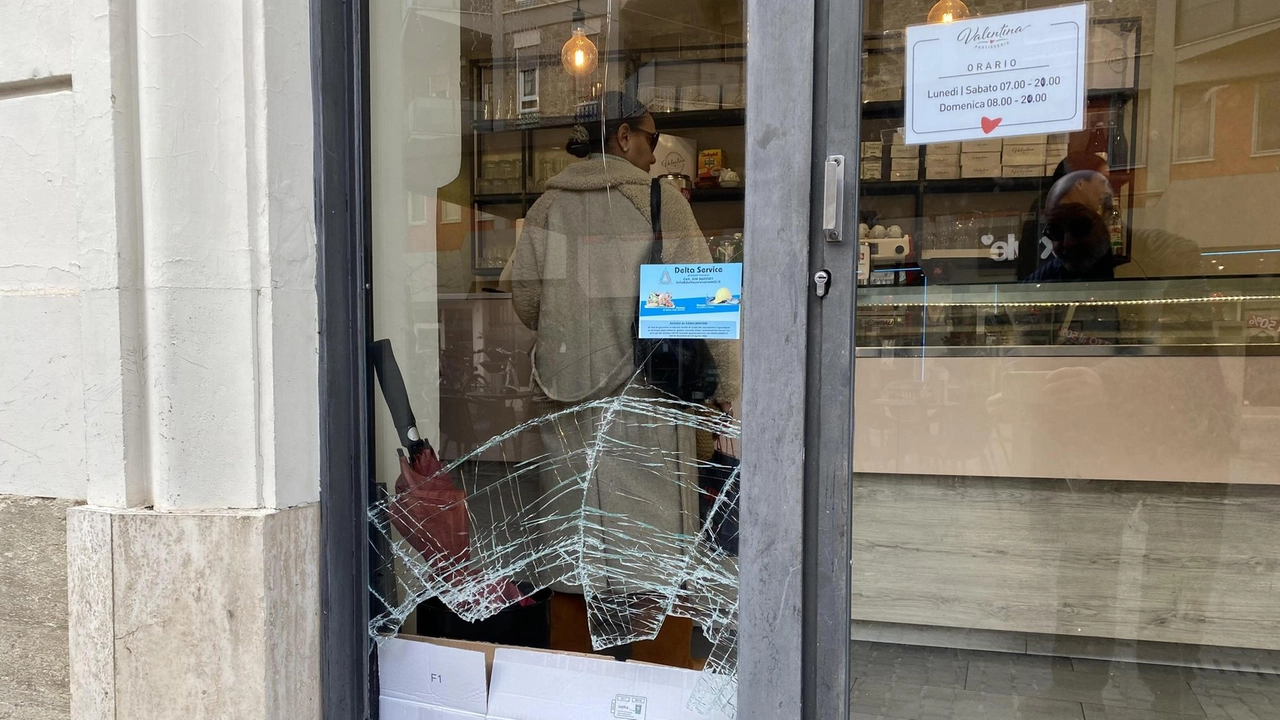 La vetrata d’ingresso dell’ultimo bar preso d’assalto