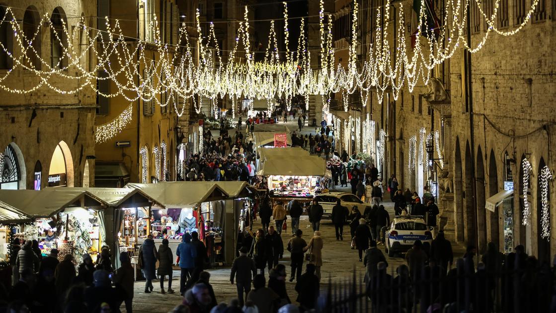 Perugia accende la luce, via agli addobbi nataliziin tutto il centro storico