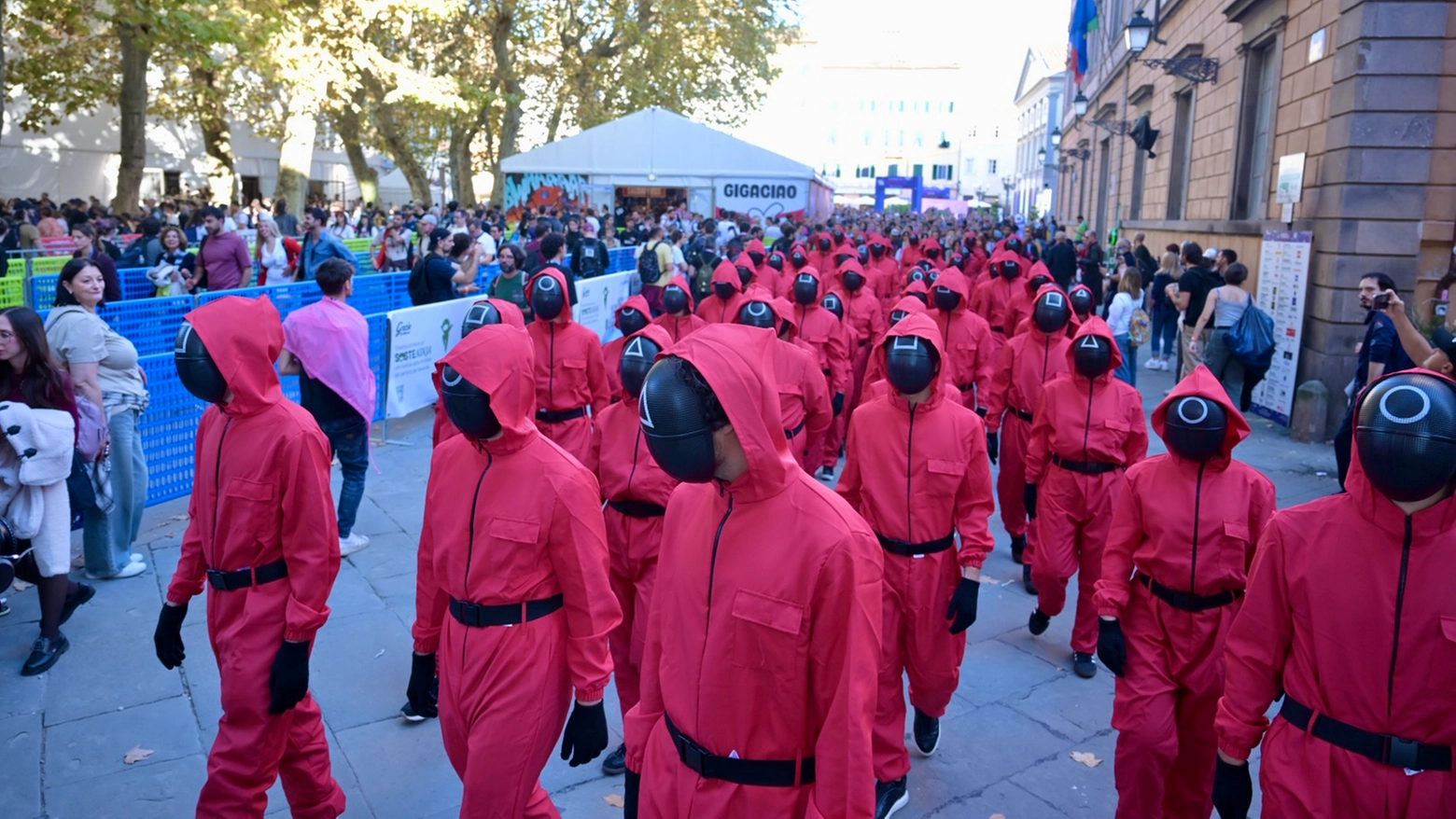 La marcia di Squid Game a Lucca Comics & Games 2024 (Foto Alcide)