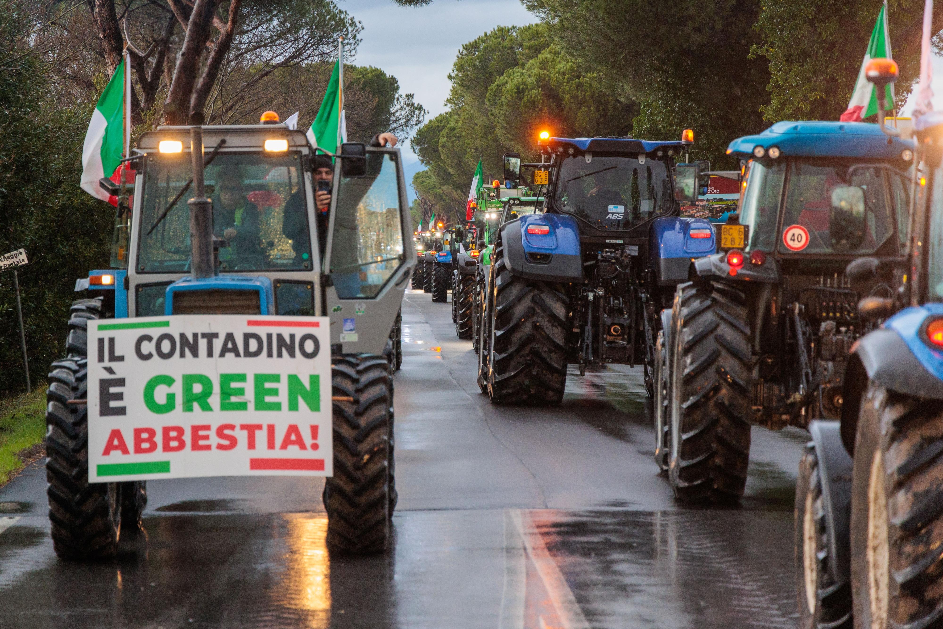 La protesta dei trattori: Pisa, sfilata lungo l’Aurelia, “Moratoria sui debiti delle aziende agricole”