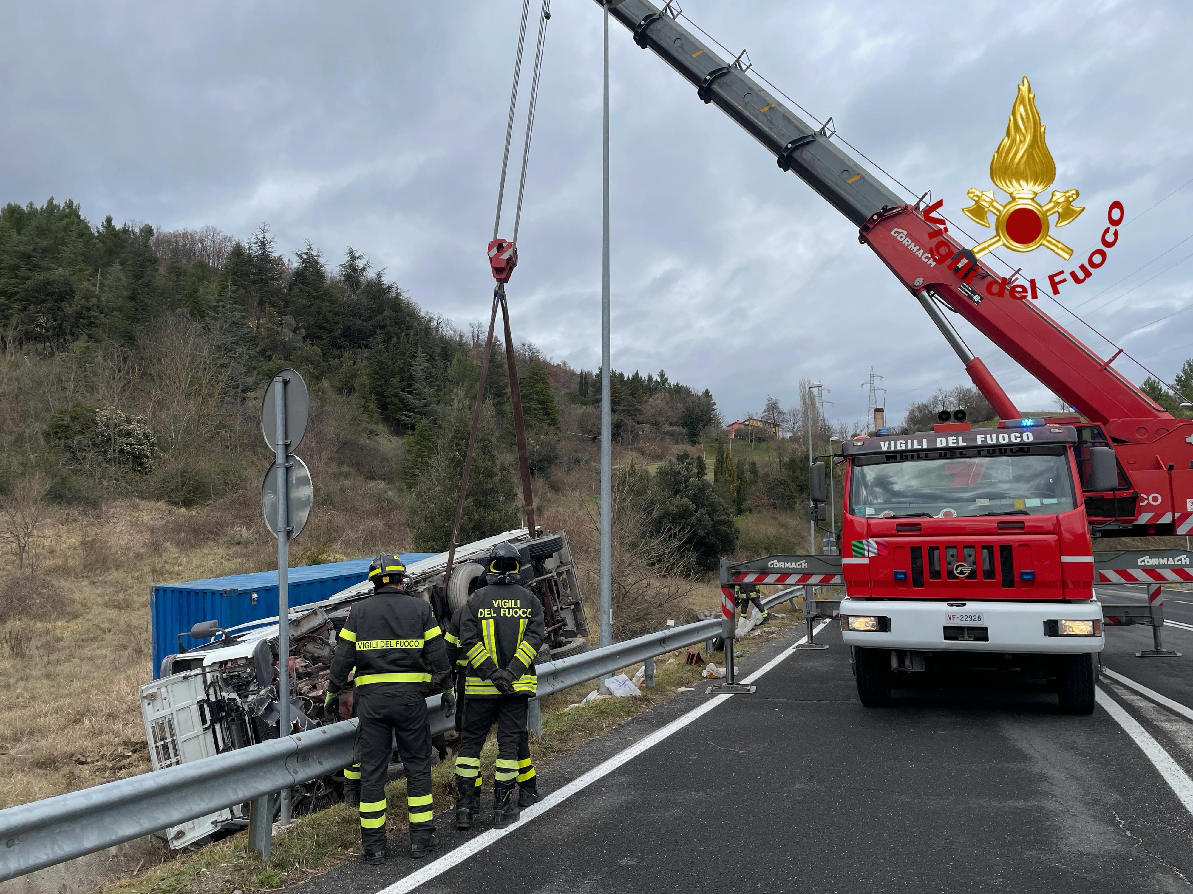 Incidente sulla Flaminia, camion finisce fuori strada e si ribalta