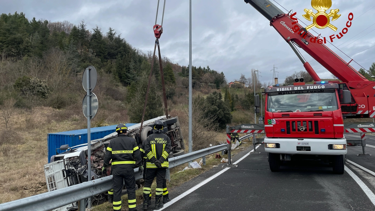 Il mezzo pesante finito fuori strada