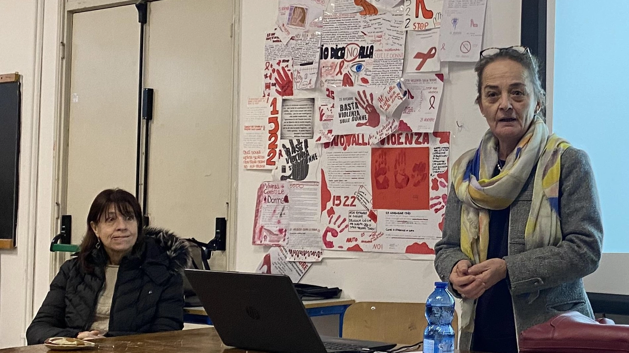 La docente Donatella Fantozzi durante la presentazione in classe del progetto