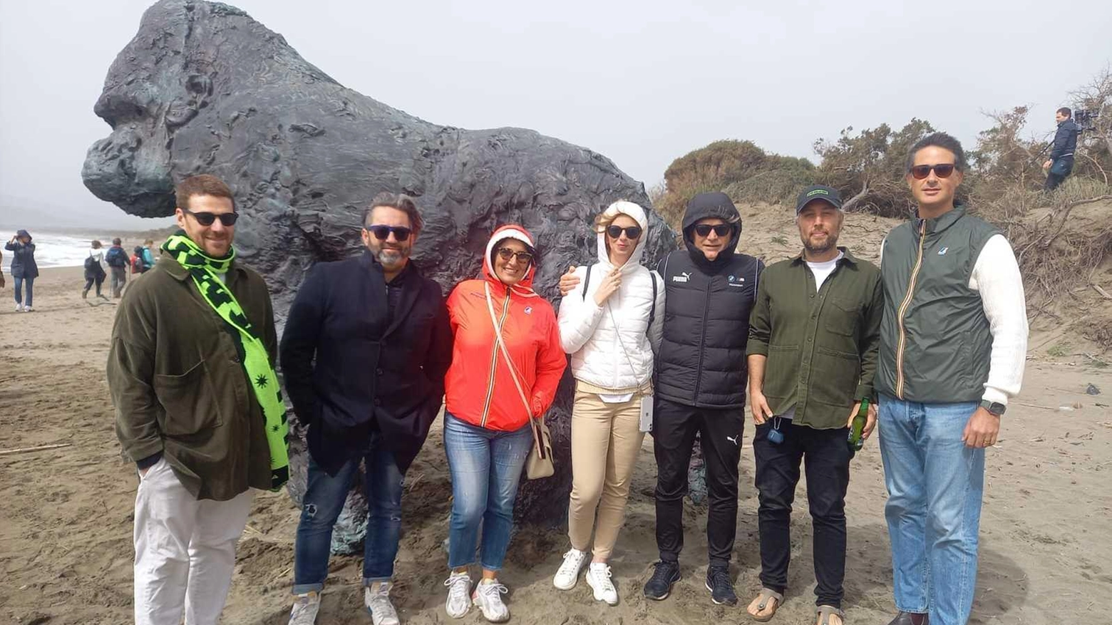 L’arte in riva al mare. Tombolo di Feniglia. Sorpresa tra le dune. E’ spuntato un gorilla