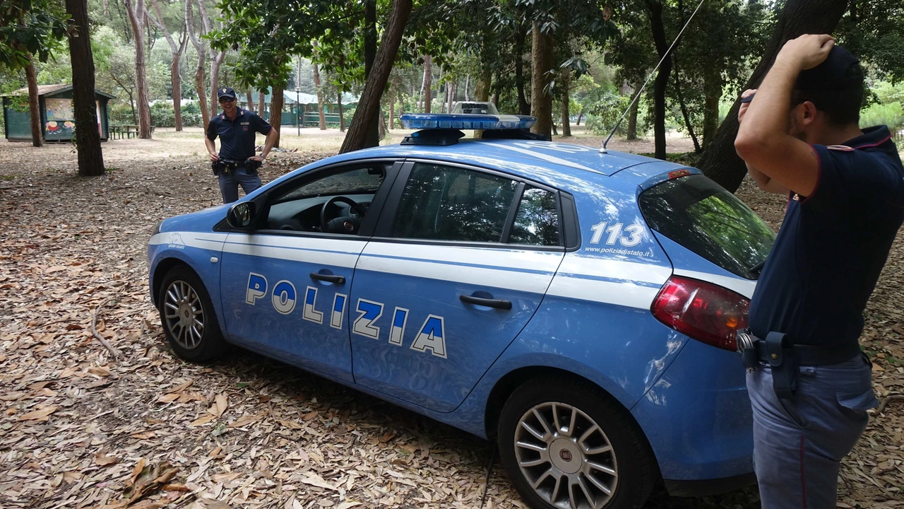 I controlli della polizia nella pineta di Viareggio (Foto Umicini)