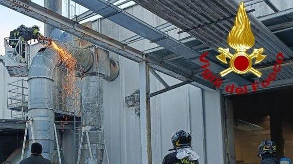 L’intervneto dei vigili del fuoco nell’azienda di Umbertide dove domenica pomeriggio si è verificata l’esplosione