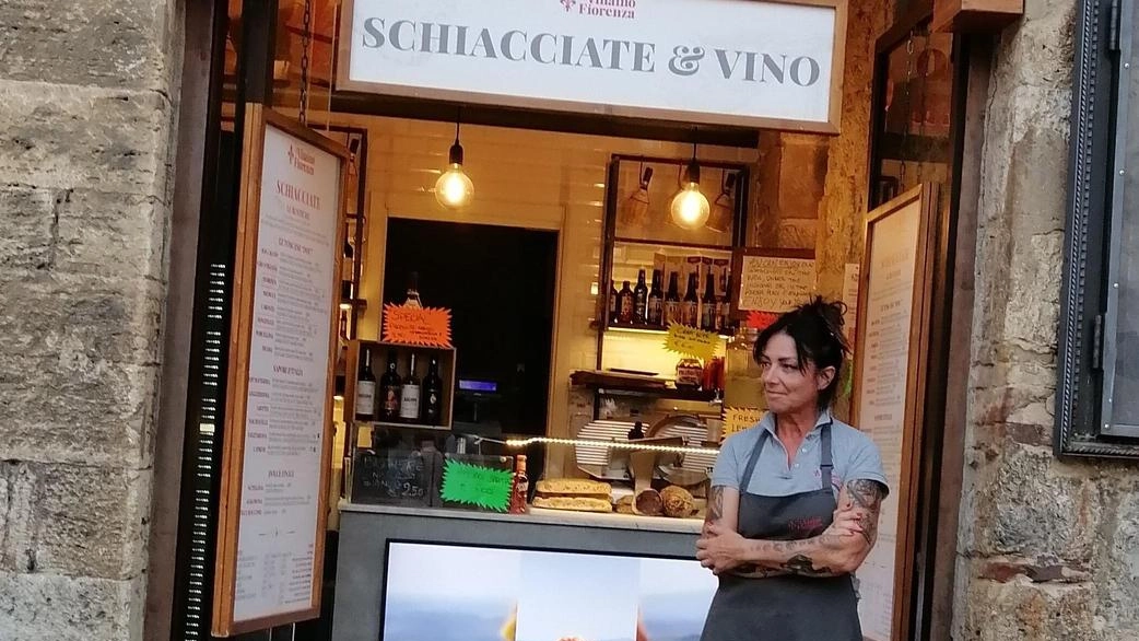 Nuova bottega del «Vinaino alla fiorentina» con la commessa Barbara Grella che, nei giorni liberi la trovi volontaria alla Misericordia