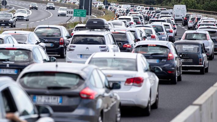 Asfalto in autostrada danneggiato dalla pioggia, lavori urgenti dopo Firenze Sud: traffico in tilt e lunghe code