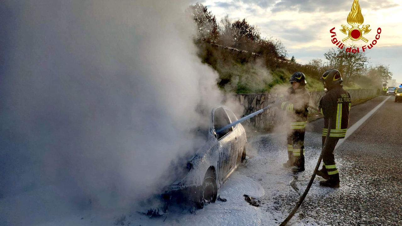 I vigili del fuoco spengono l'incendio sulla Siena-Bettolle: l'uomo alla guida ha avuto solo il tempo di fermarsi e chiamare i soccorsi. E' rimasto illeso