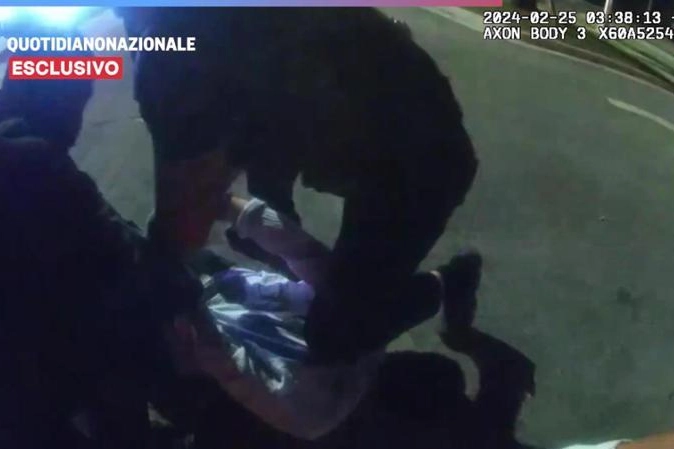 Un poliziotto sulla schiena di Falcinelli a terra davanti allo strip bar