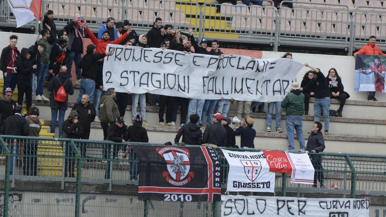 Gli striscioni dei tifosi apparsi domenica in curva sono eloquenti Questa squadra sta deludendo proprio tutti