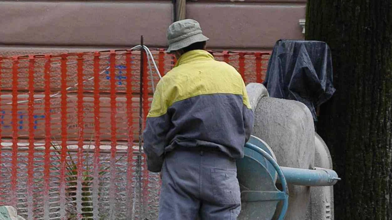 Lavori in corso in vista del rientro a scuola. Ma è l’ultimo anno di attività. Il sindaco: "Appena pronto il nuovo edificio questo avrà un’altra destinazione".