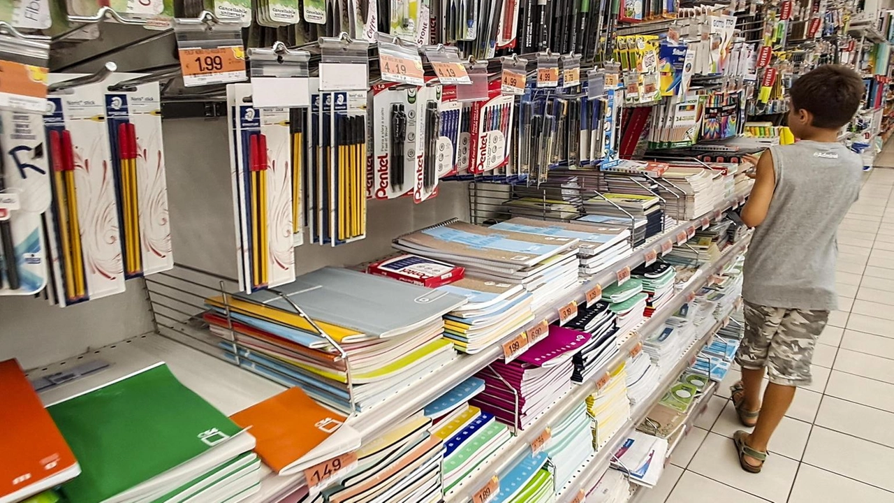 Il "Pacchetto Scuola" a San Miniato offre sostegno economico per libri e materiali scolastici a studenti bisognosi. Domande online entro il 20 settembre. Contatti: 0571.406700, dirittoallostudio@comune.san-miniato.pi.it.