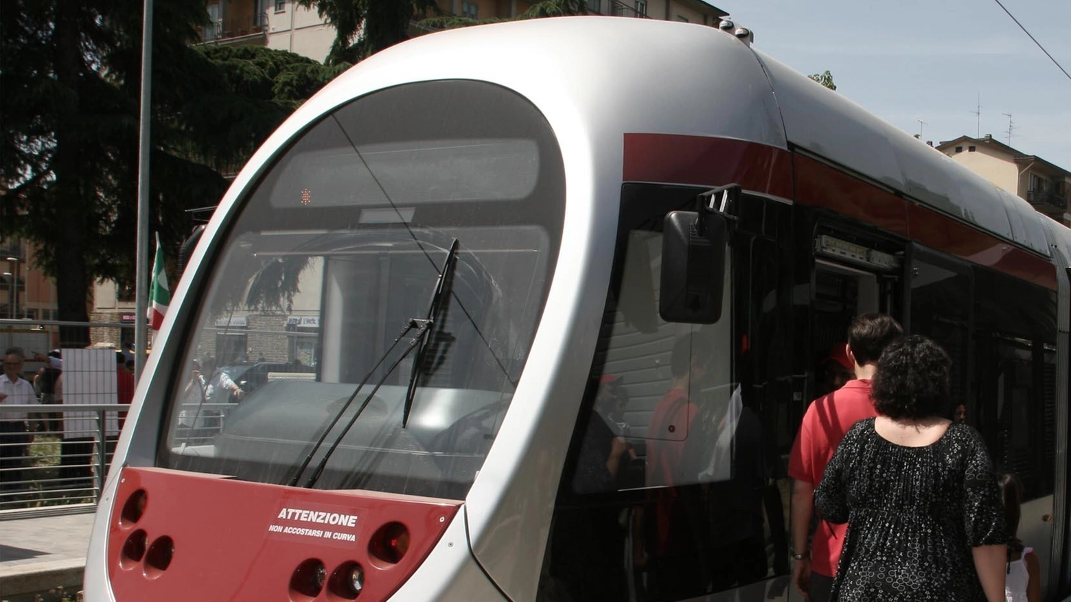 Baby gang aggredisce turista sulla tramvia . I giovani spruzzano spray al peperoncino