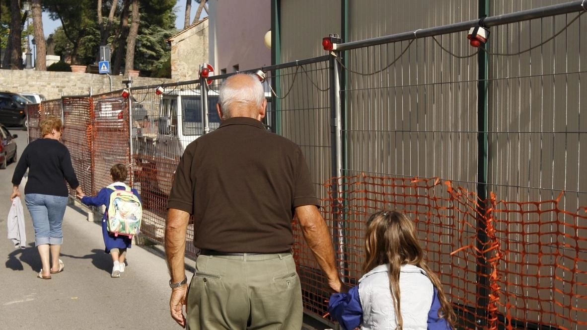 Un nonno di Rignano denuncia il pericolo per bambini e anziani lungo la strada per la scuola. Chiede limiti di velocità e controlli più severi.