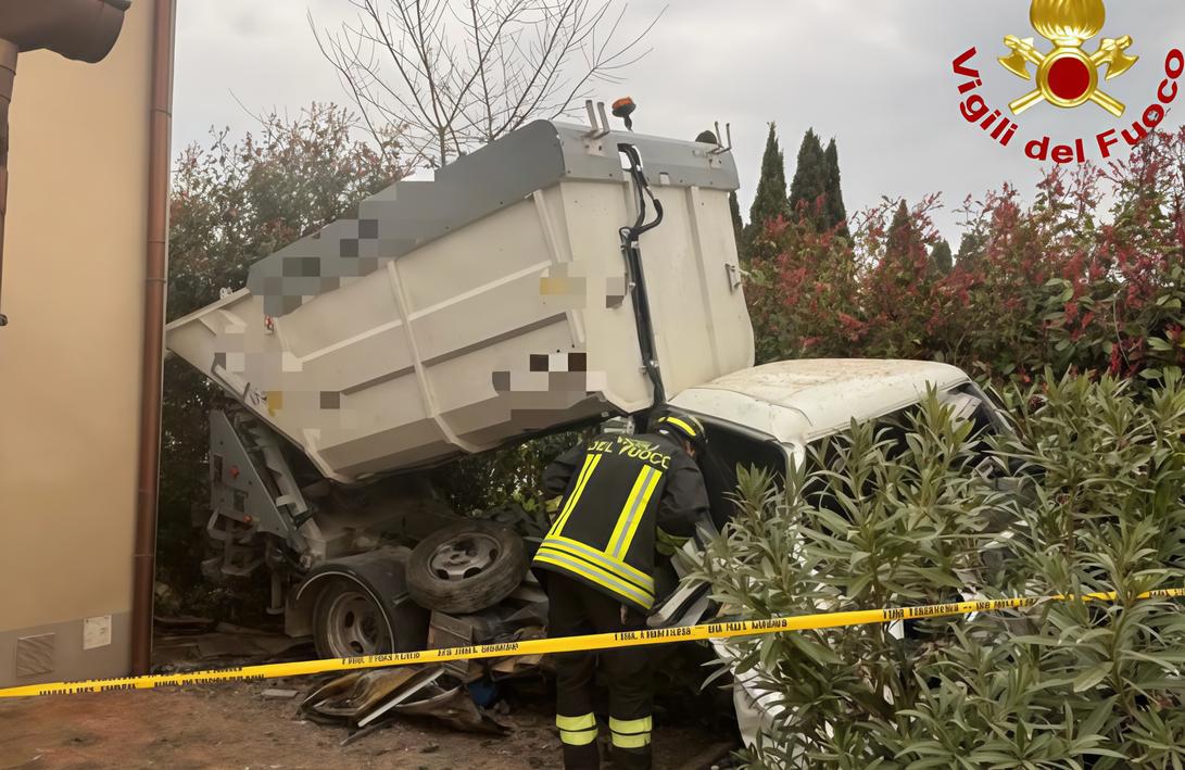 Furgone fuori strada. Finisce in un giardino