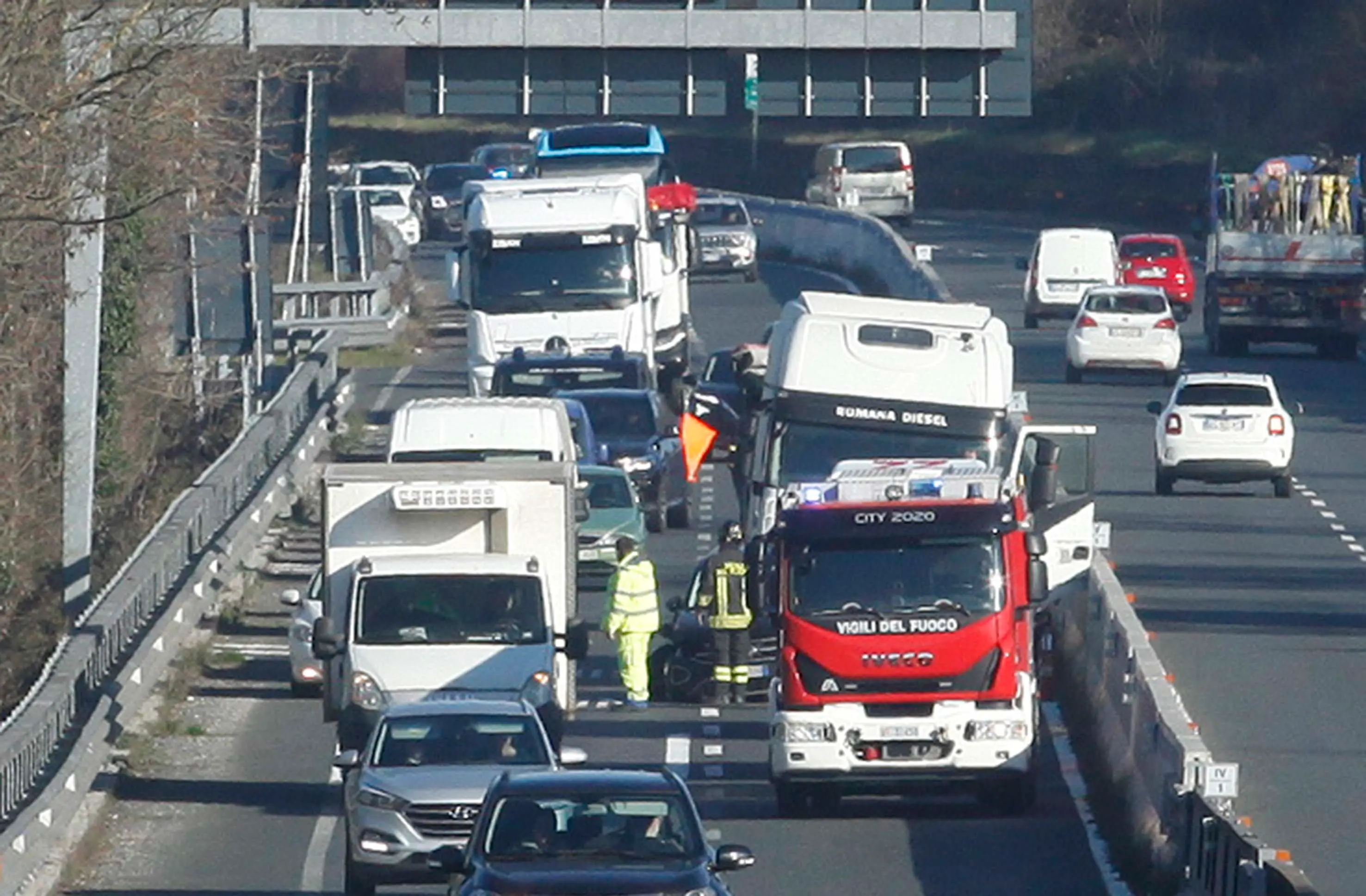 Auto contro camion, tamponamento e code sull’AutoPalio