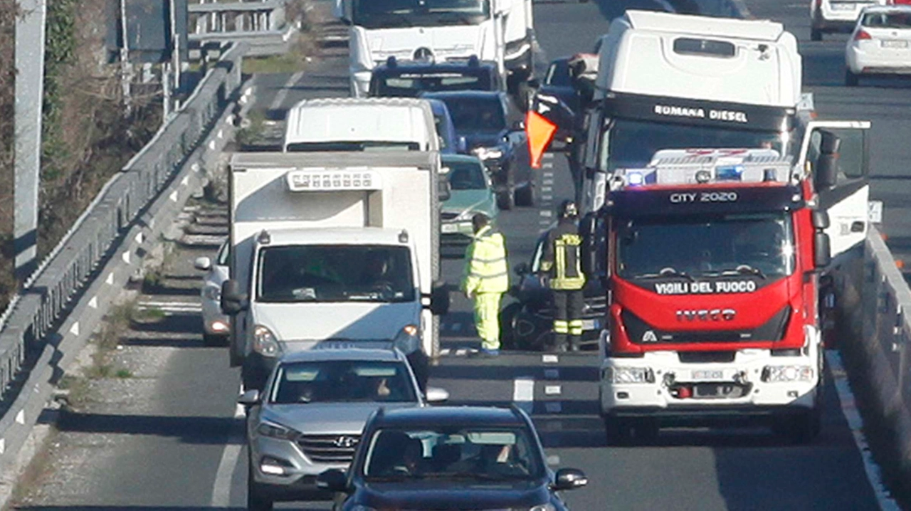 Il tamponamento sull'Autopalio, a poca distanza dall'uscita di Siena Nord (Foto Paolo Lazzeroni)