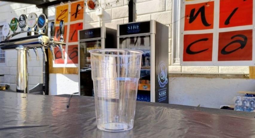 Etnica, vietata la vendita per asporto di bevande in bottiglie di vetro e lattine