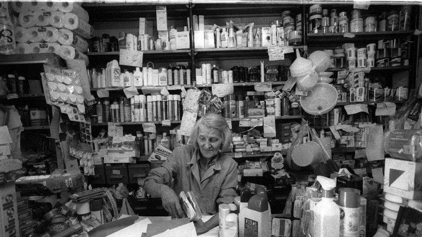 Nella foto di Augusto Mattioli, una tradizionale bottega senese