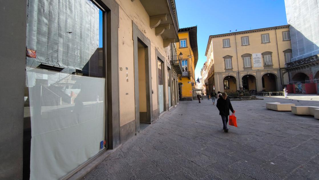 Negozi chiusi a Prato, la crisi del commercio attanaglia il centro