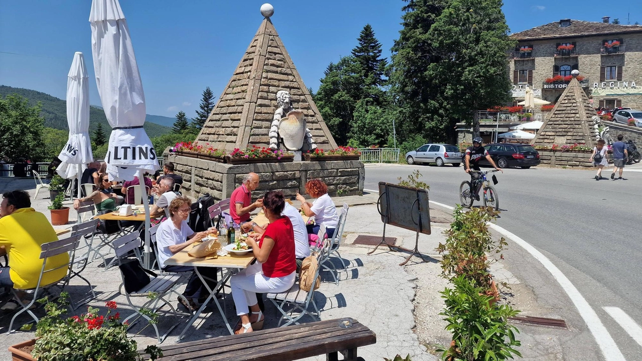 Turisti in piazza ad Abetone Cutigliano