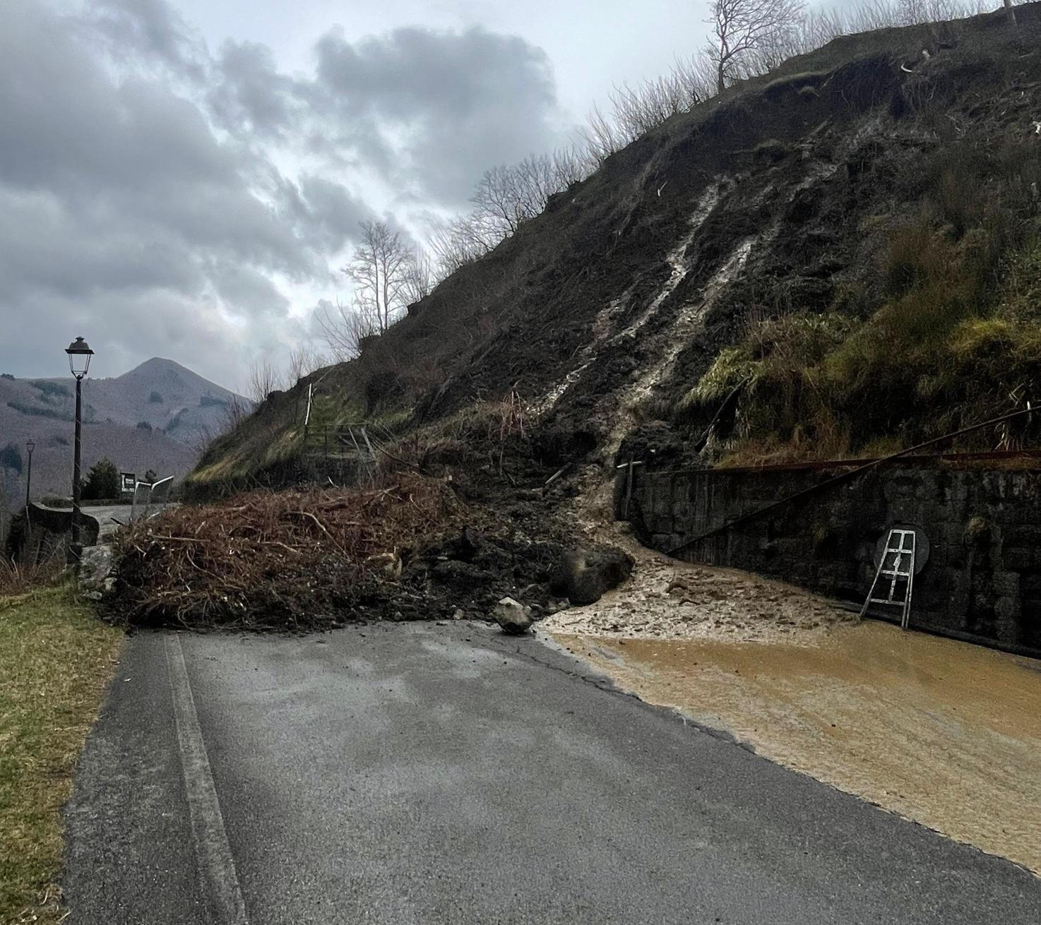 Ancora una frana sulla provinciale 37. Casotti-Cutigliano. Territorio spaccato